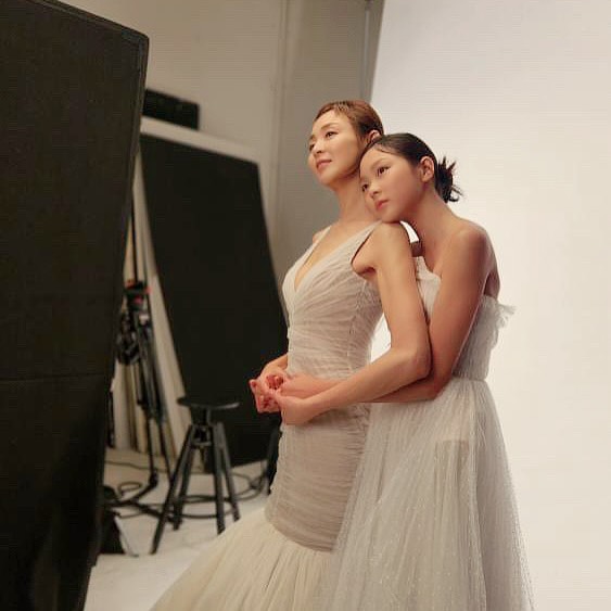 SHIHO、娘とドレス姿で撮影した心境告白　「新しい一面…ウェディングを想像するよう」