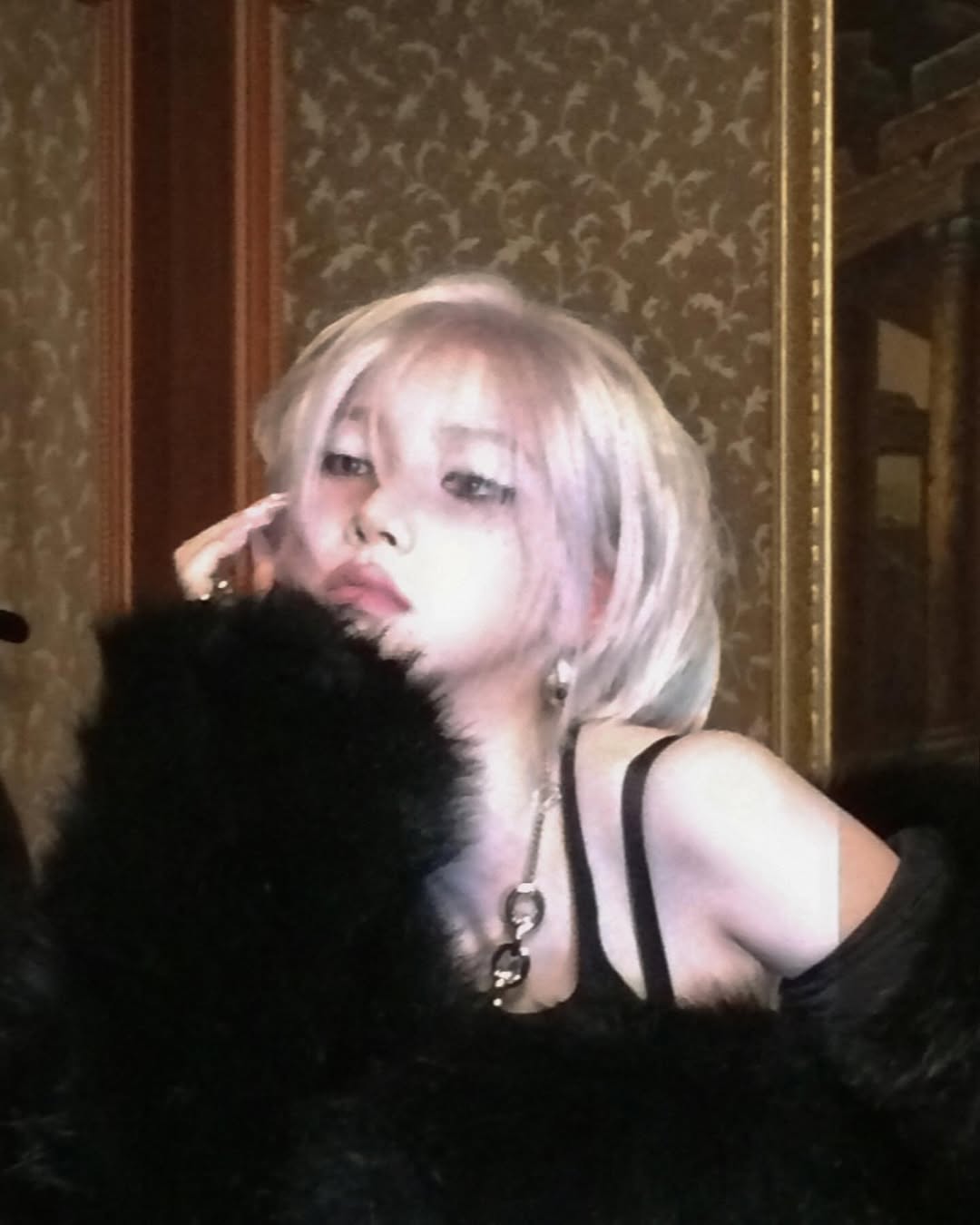 aespaカリナ、「Dirty Code」オフショット公開…金髪ショートで退廃的なムード