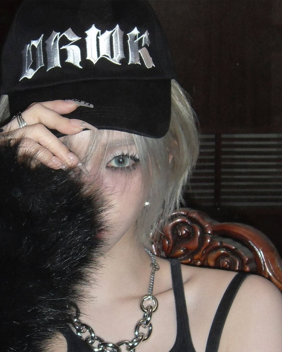 aespaカリナ、「Dirty Code」オフショット公開…金髪ショートで退廃的なムード