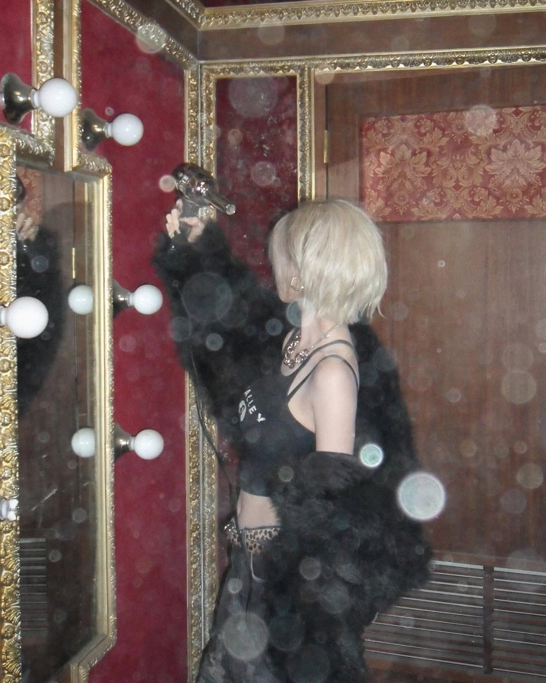 aespaカリナ、「Dirty Code」オフショット公開…金髪ショートで退廃的なムード