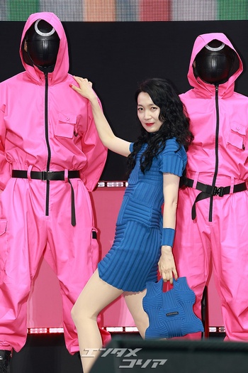【フォト】キム・ジュリョン、ピンクガードの肩に手をのせ大胆ポーズ