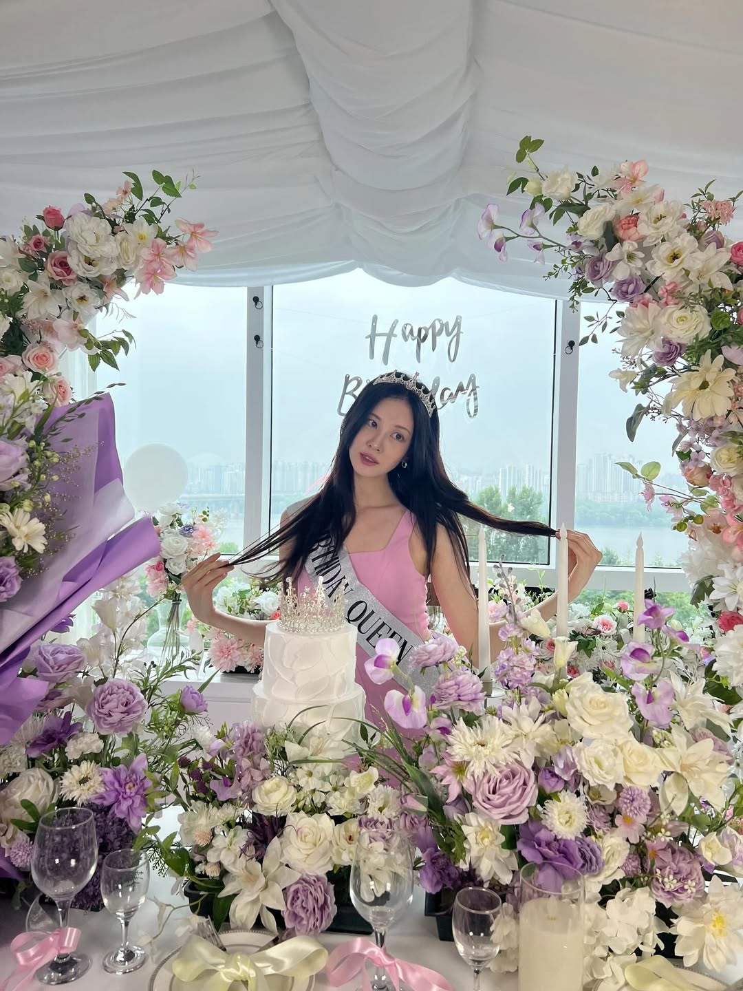 少女時代ソヒョン、34歳の誕生日…ピンクのワンピ姿で王冠をかぶったお姫さま