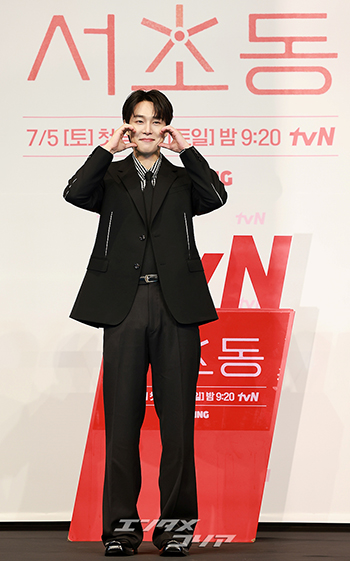 【フォト】カン・ユソク、満面の笑みで「ダブルハート」