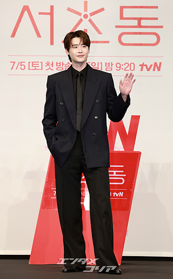 【フォト】イ・ジョンソク、『瑞草洞』で3年ぶりドラマ復帰…完ぺきなスーツの着こなし