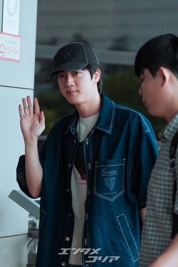 【フォト】東京に向かう防弾少年団JIN、ややむくんだ顔もキュート