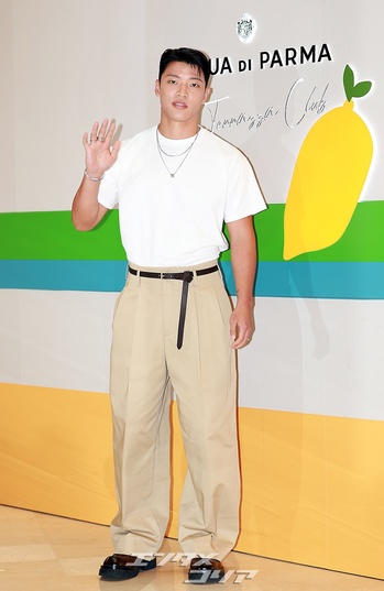 【フォト】サッカー選手の黄喜燦、見事な体格で着こなすカジュアルな「彼氏コーデ」