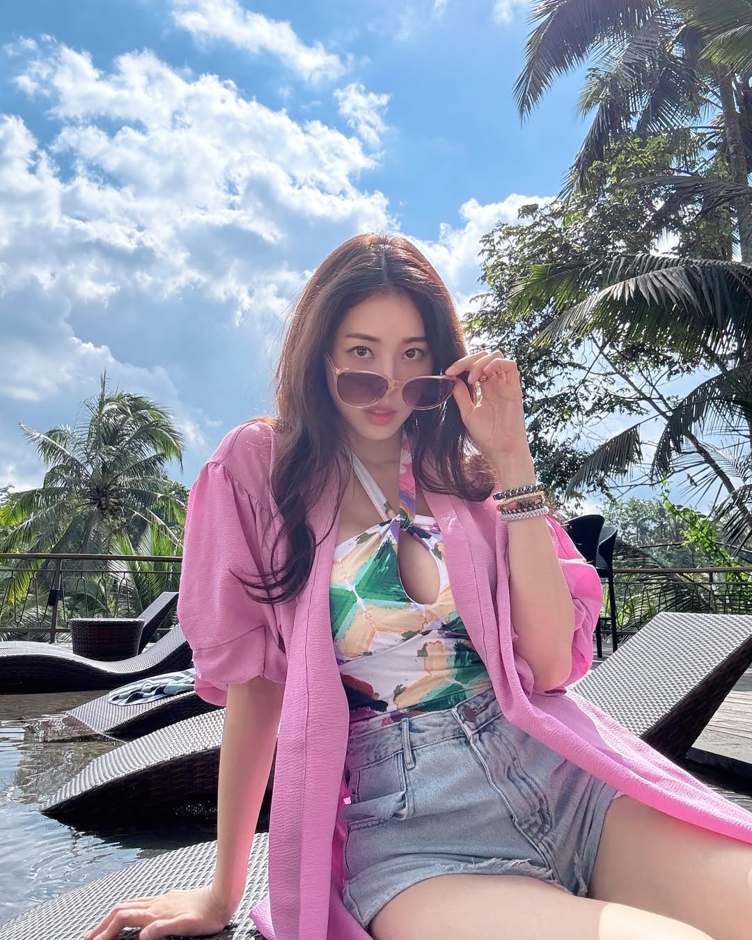 新婚旅行中のソ・ドンジュ、ホルターネック＆デニムの華やかなファッション