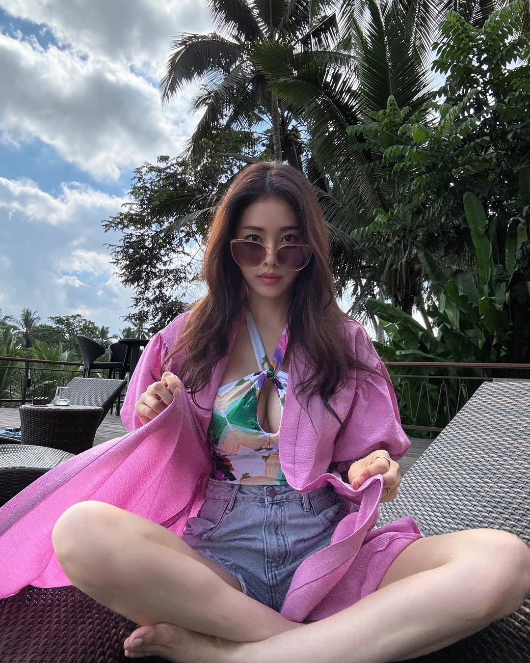 新婚旅行中のソ・ドンジュ、ホルターネック＆デニムの華やかなファッション