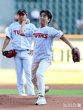 【フォト】 LGツインズ戦で始球式をする俳優リュ・スンリョン
