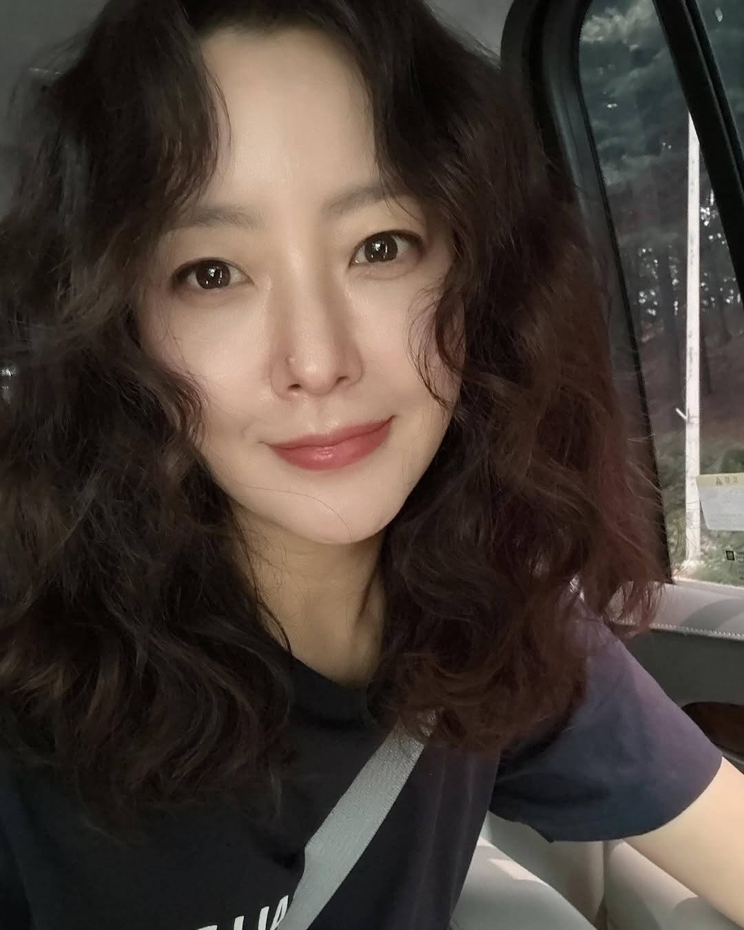 キム・ヒソン、本当に49歳？　驚くべき童顔…パーマへアがキュート