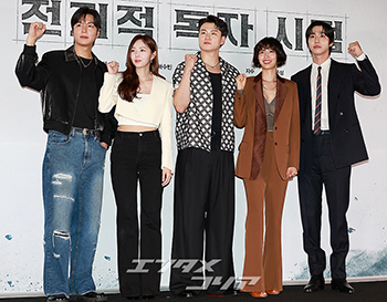 【フォト】アン・ヒョソプ&イ・ミンホ&ナナ「映画『全知的な読者の視点から』ファイト!」