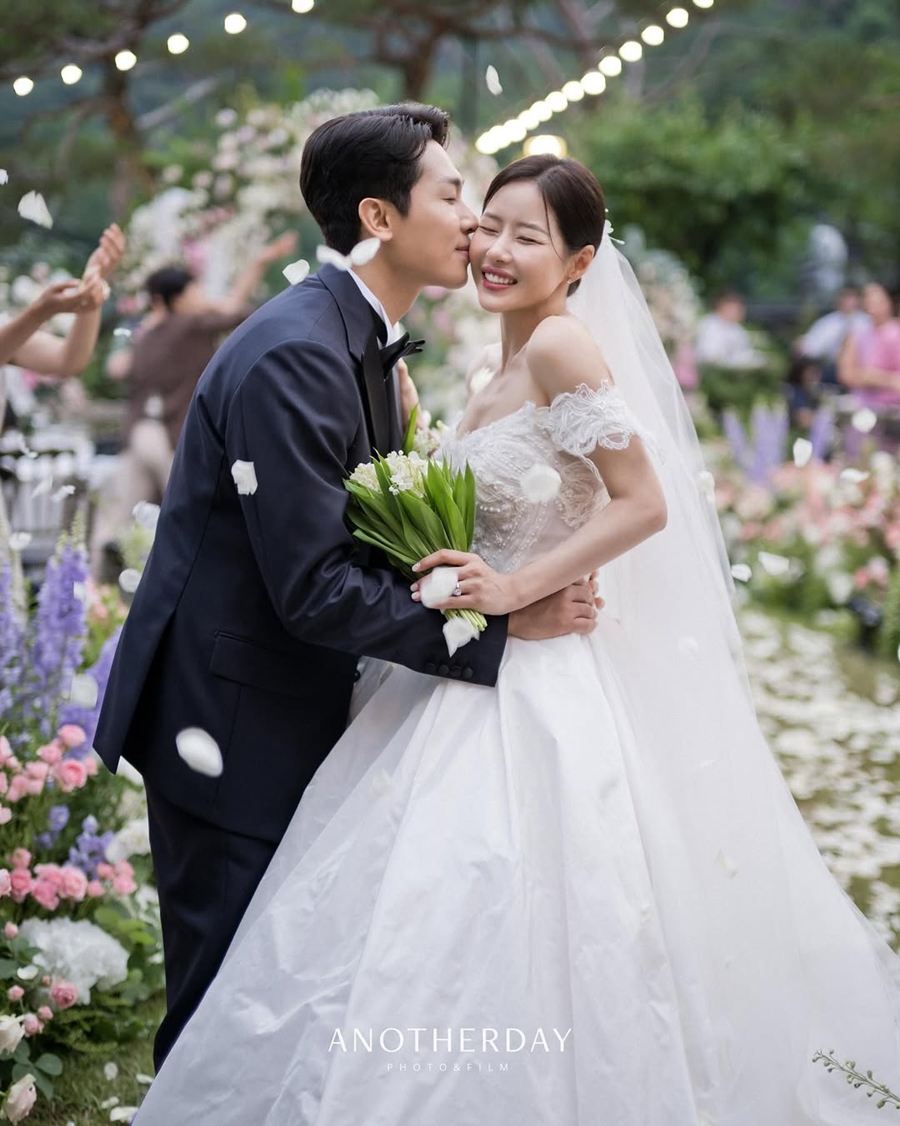 パク・ハナ、キム・テスルの優しいキスに幸せそうなほほ笑み　「映画のようだった結婚式」