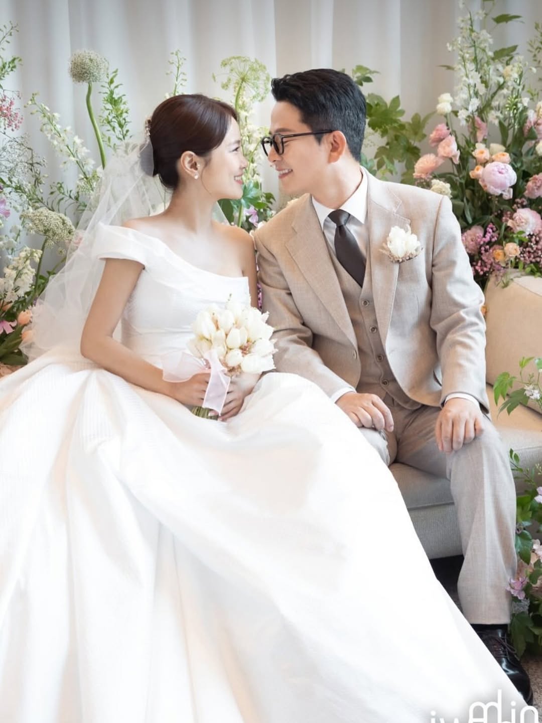 キム・ジュノと結婚したキム・ジミン、甘い眼差し　「幸せになります」