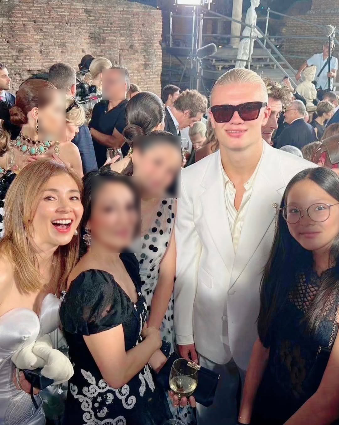 秋山成勲の娘・紗蘭さん「ホントに14歳？」世界的サッカー選手とポーズ