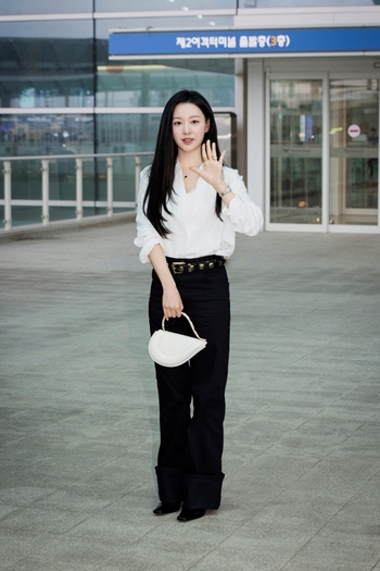【フォト】キム・ジウォン、BVLGARIのキャンペーン撮影のため出国…優雅なフライトコーデ