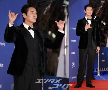 【フォト】チュ・ジフン、レッドカーペットでウイットに富んだポーズ