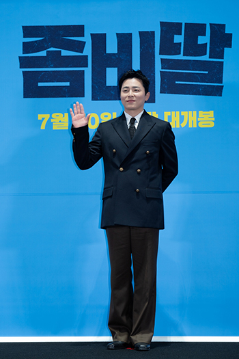 【フォト】クラシカルな金ボタンジャケット姿のチョ・ジョンソク