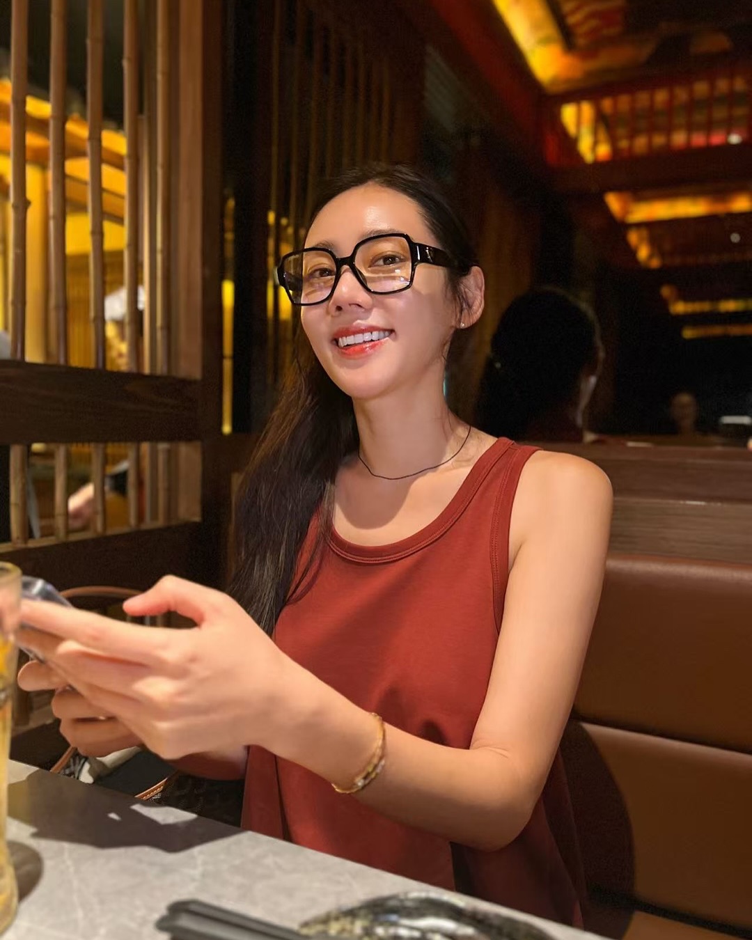 レトロな眼鏡も似合うチュ・ジャヒョン…ほほ笑みに胸キュン