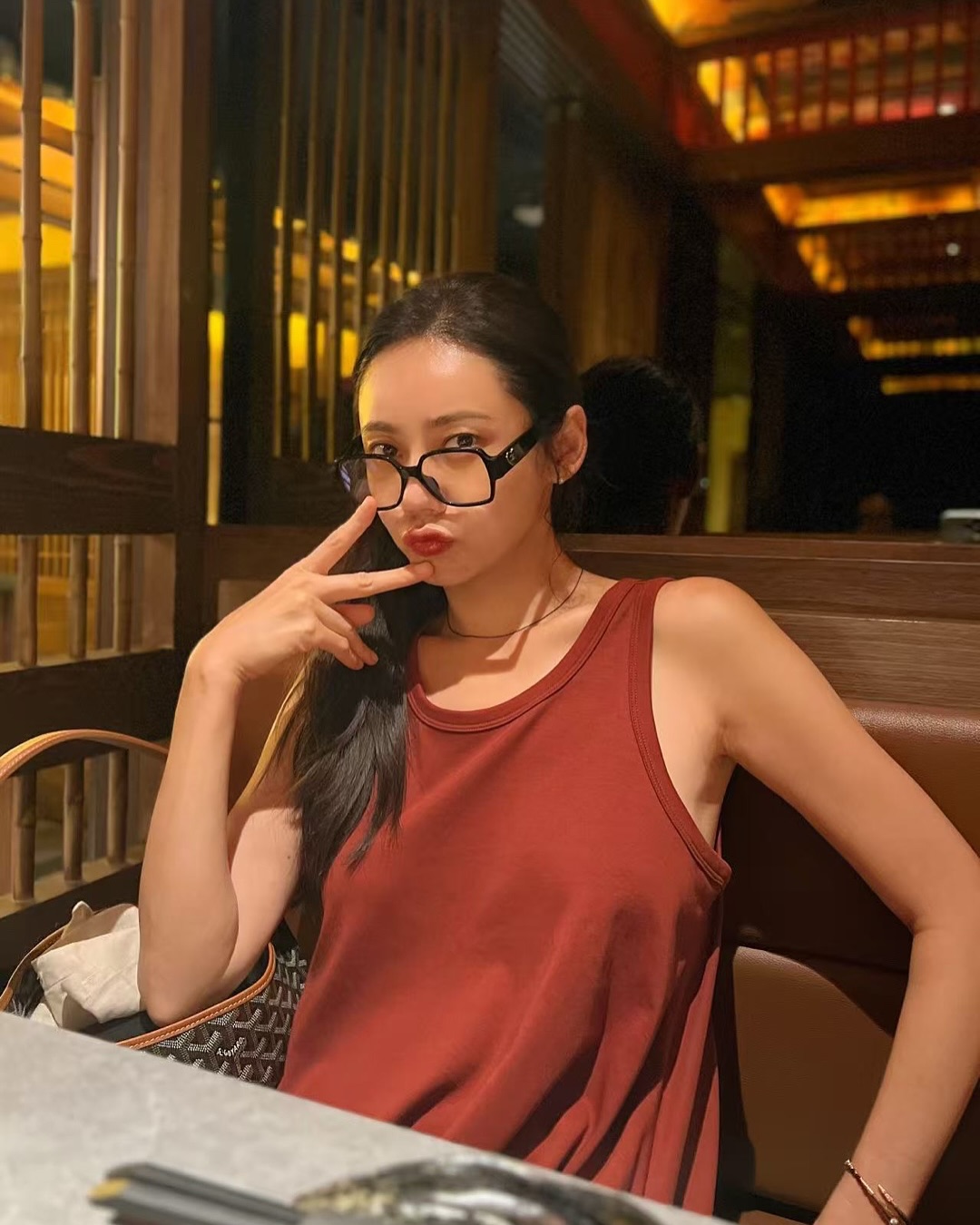 レトロな眼鏡も似合うチュ・ジャヒョン…ほほ笑みに胸キュン