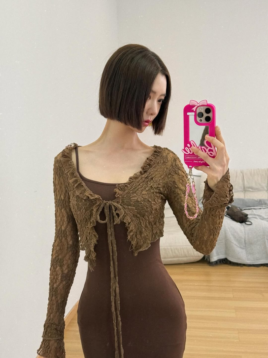 クララ、非現実的なウエストラインで見事な美ボディアピール