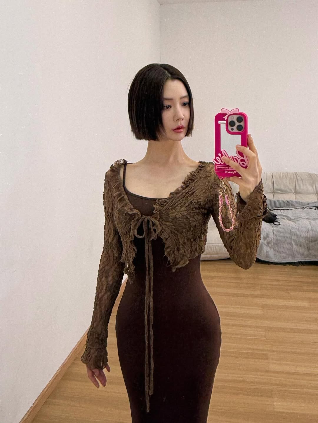 クララ、非現実的なウエストラインで見事な美ボディアピール