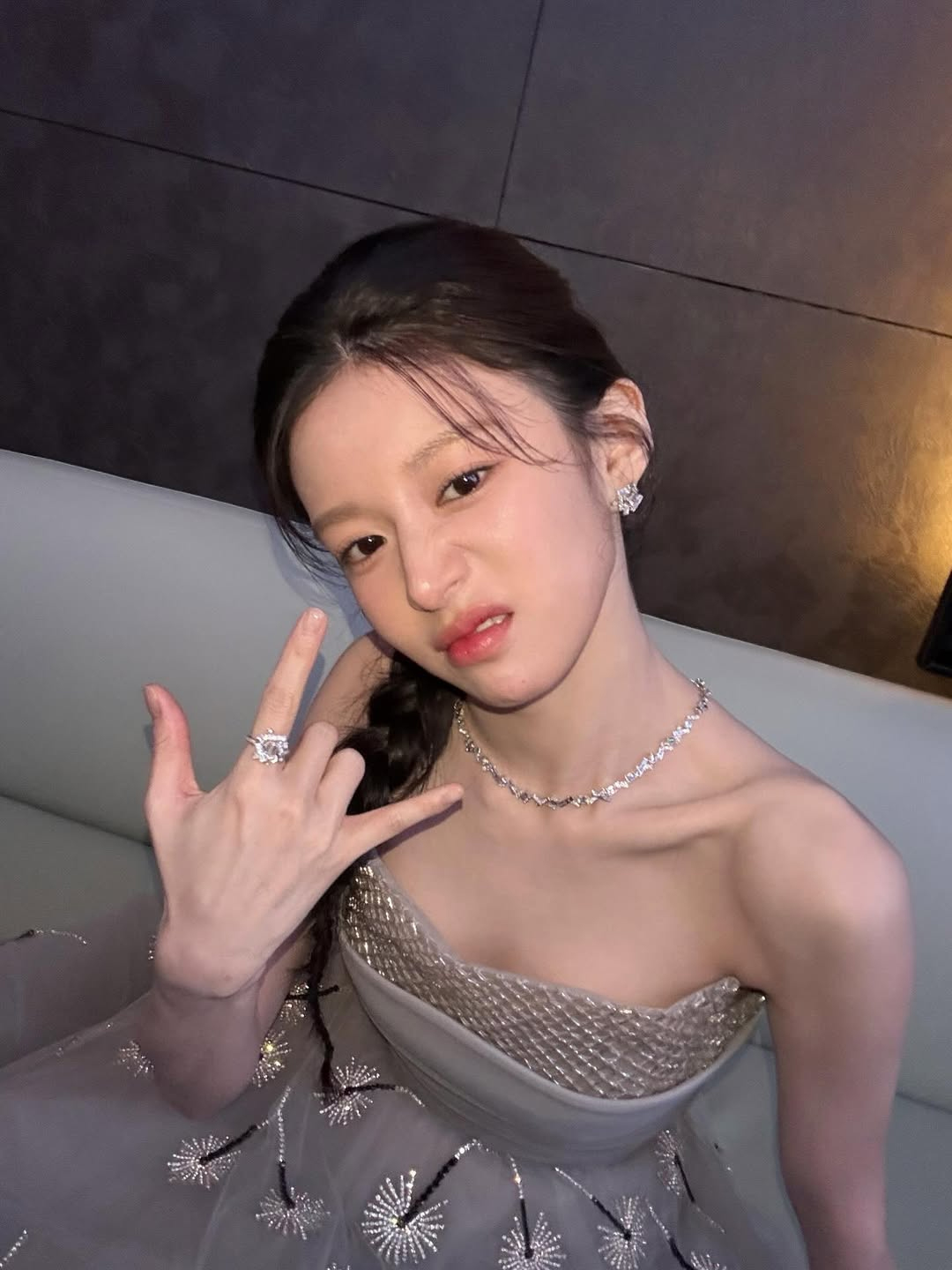 コ・ユンジョン、ドレス姿でお茶目にポーズ…「変顔」でもキレイ