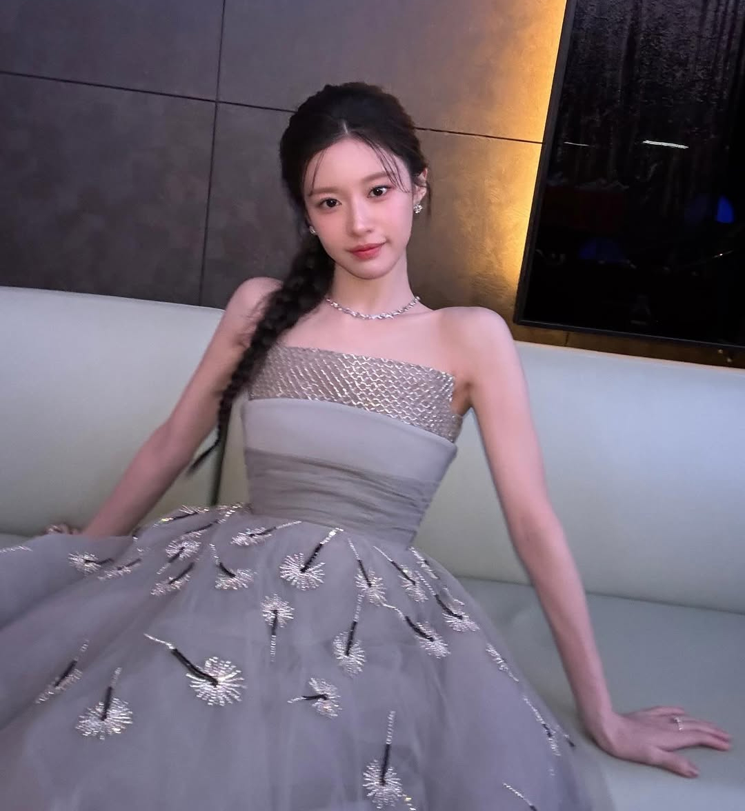 コ・ユンジョン、ドレス姿でお茶目にポーズ…「変顔」でもキレイ