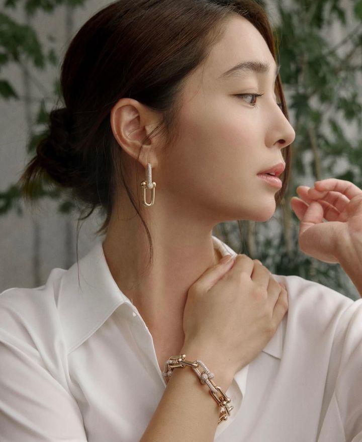 イ・ミンジョン　加工不要の「麗しい横顔」グラビア公開