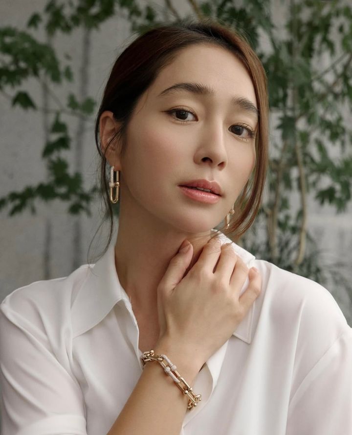 イ・ミンジョン　加工不要の「麗しい横顔」グラビア公開