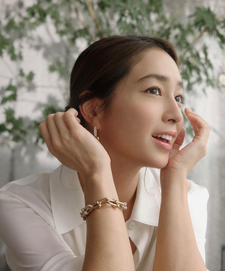 イ・ミンジョン　加工不要の「麗しい横顔」グラビア公開