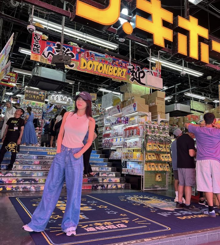 ハ・ジウォン、白いノースリーブ＆ジーンズ姿で大阪訪問…完ぺきな美しさ