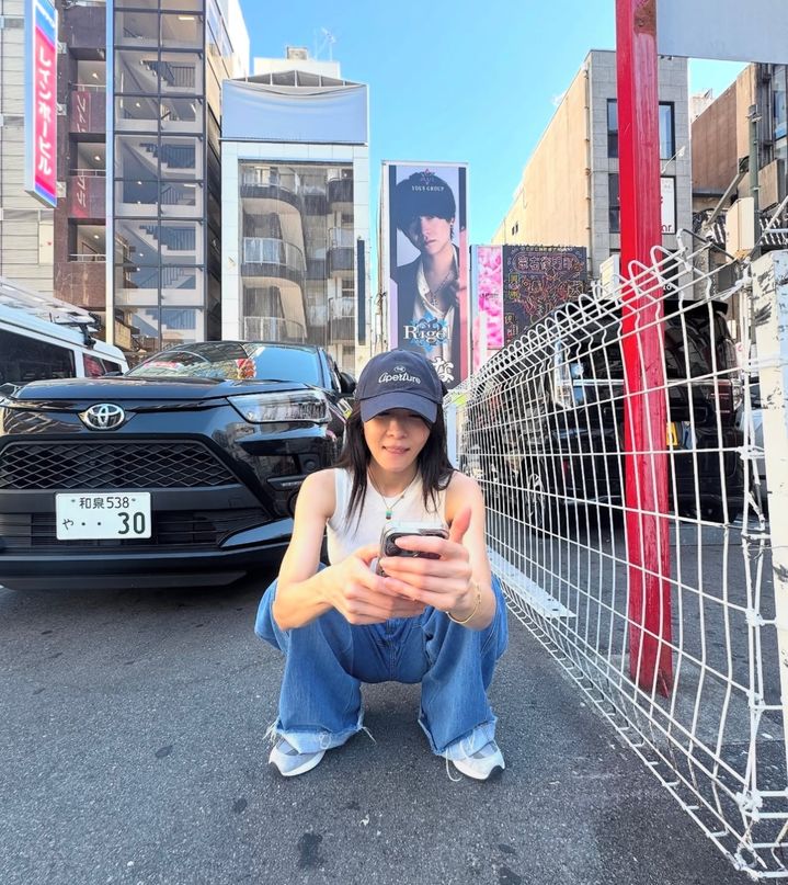 ハ・ジウォン、白いノースリーブ＆ジーンズ姿で大阪訪問…完ぺきな美しさ