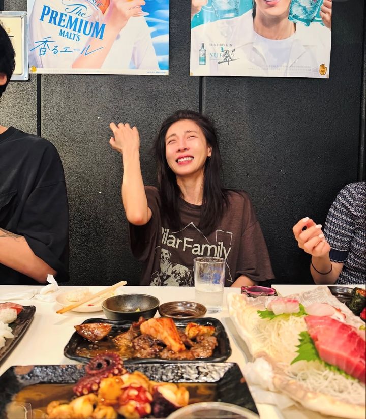 ハ・ジウォン、白いノースリーブ＆ジーンズ姿で大阪訪問…完ぺきな美しさ