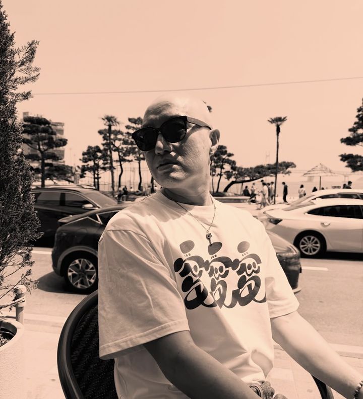 54歳ホン・ソクチョン、鍛え上げた筋肉質ボディをアピール　「20代のマッチョたちと運動」