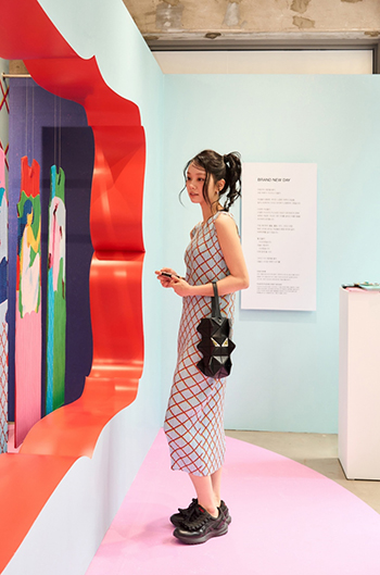 【フォト】ヘリ、チェック柄ワンピで少女のような魅力アピール…感性的な「PLEATS PLEASE」コーデ