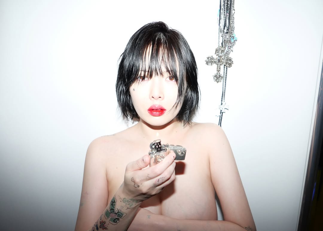 ヒョナ「手ブラ」にライター持ちポーズ…大胆写真公開