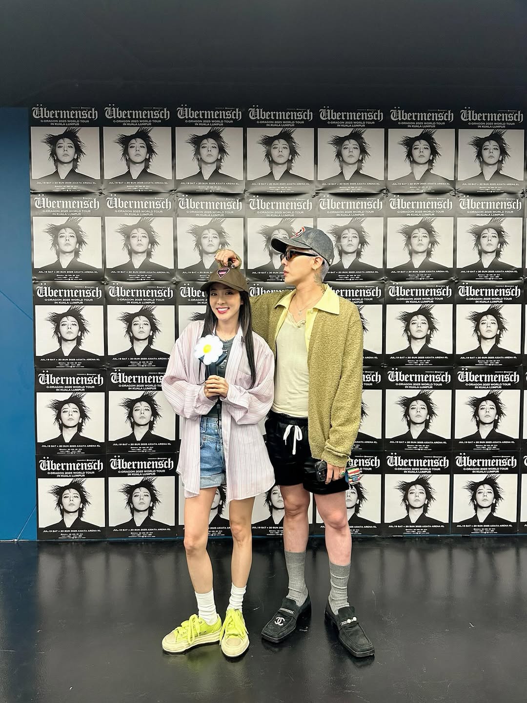 2NE1ダラの帽子の上に手を乗せポーズを取るG-DRAGON…変わらぬ友情に視線集中