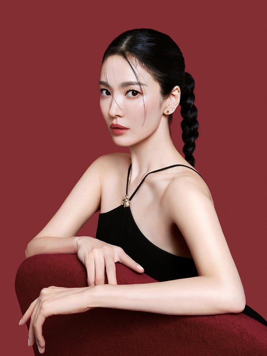 美し過ぎるソン・ヘギョ…鮮やかな赤の口紅で挑発的なムード