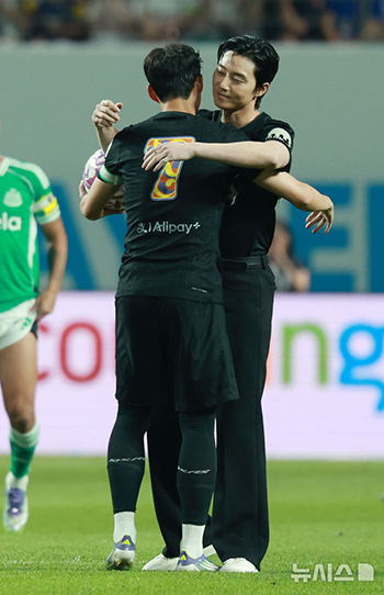 【フォト】パク・ソジュン「親友ソン・フンミンと熱いハグ」