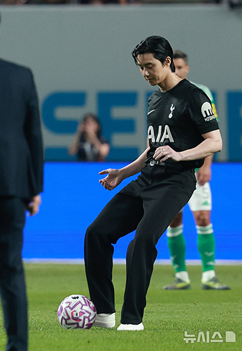 【フォト】パク・ソジュン、「親友」ソン・フンミンのトッテナム最後の試合でキックインセレモニー
