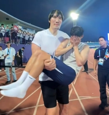 身長183センチのソン・フンミンをお姫さま抱っこ…トッテナムの練習場に現れた218センチのチェ・ホンマン