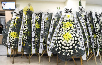 【フォト】ソン・ヨンギュさんの殯所前に並ぶ供花