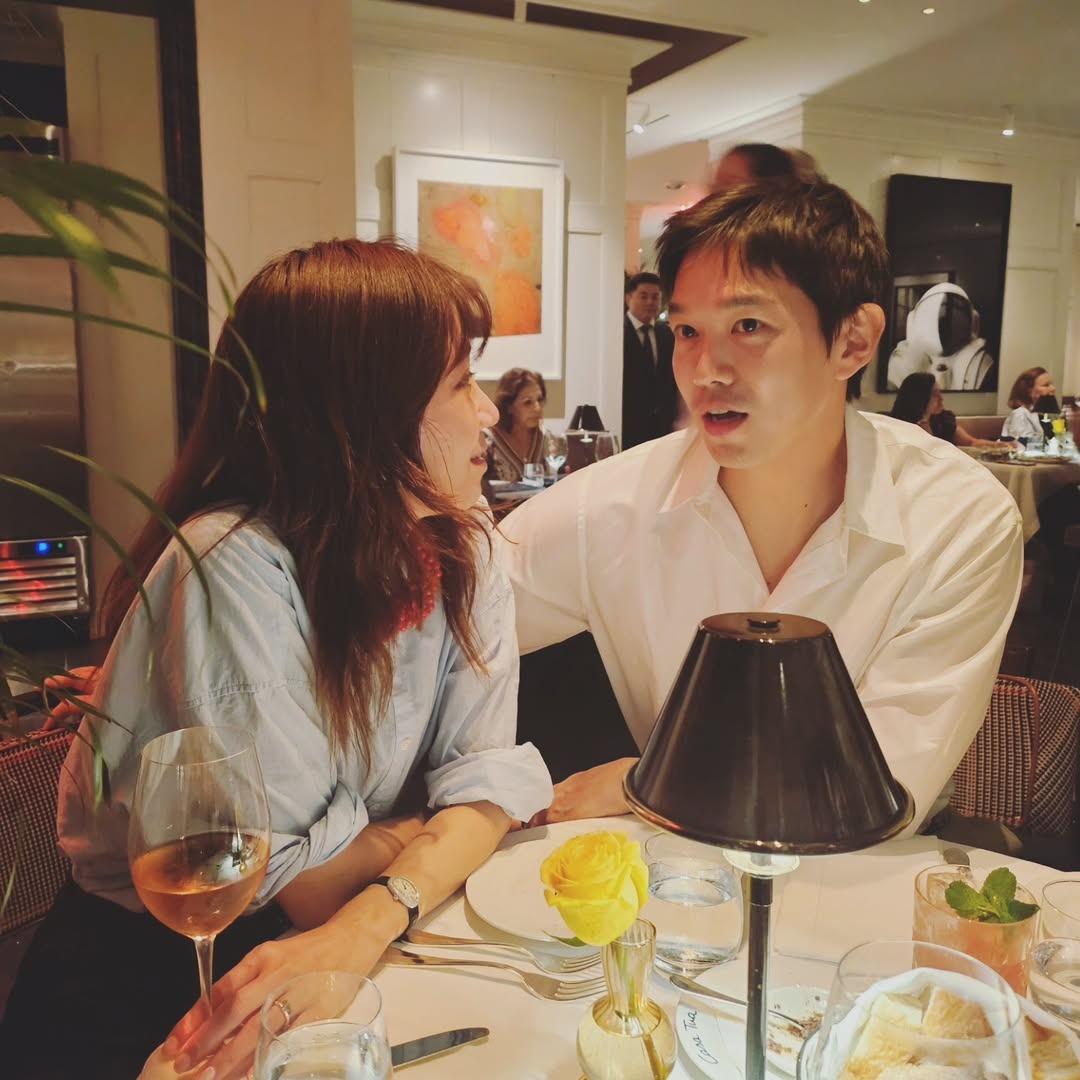 コン・ヒョジンが週末デート、夫ケビン・オのあごをなでながら甘い眼差し