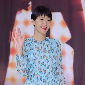 ホン・ジンギョン　結婚22年目で離婚「帰責事由なし…別々に幸せに暮らそう」