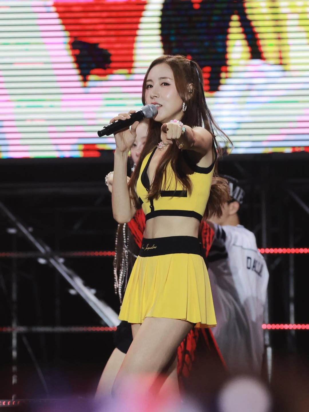 43歳カン・ミヨン　ウエストあらわなアイドル衣装「20年ぶりの再会に胸がドキドキ」