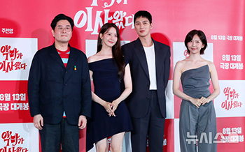 【フォト】少女時代ユナ&アン・ボヒョン主演映画『悪魔が引っ越してきた』メディア試写会