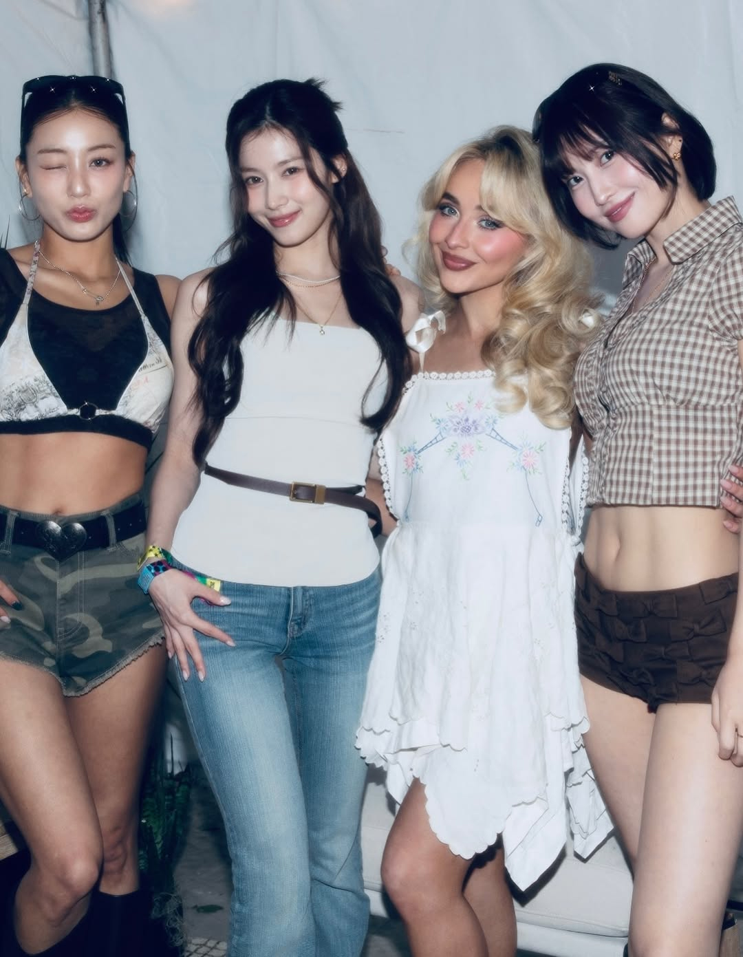 キュートで魅惑的なTWICEモモ＆ジヒョ＆サナ、サブリナ・カーペンターと記念写真