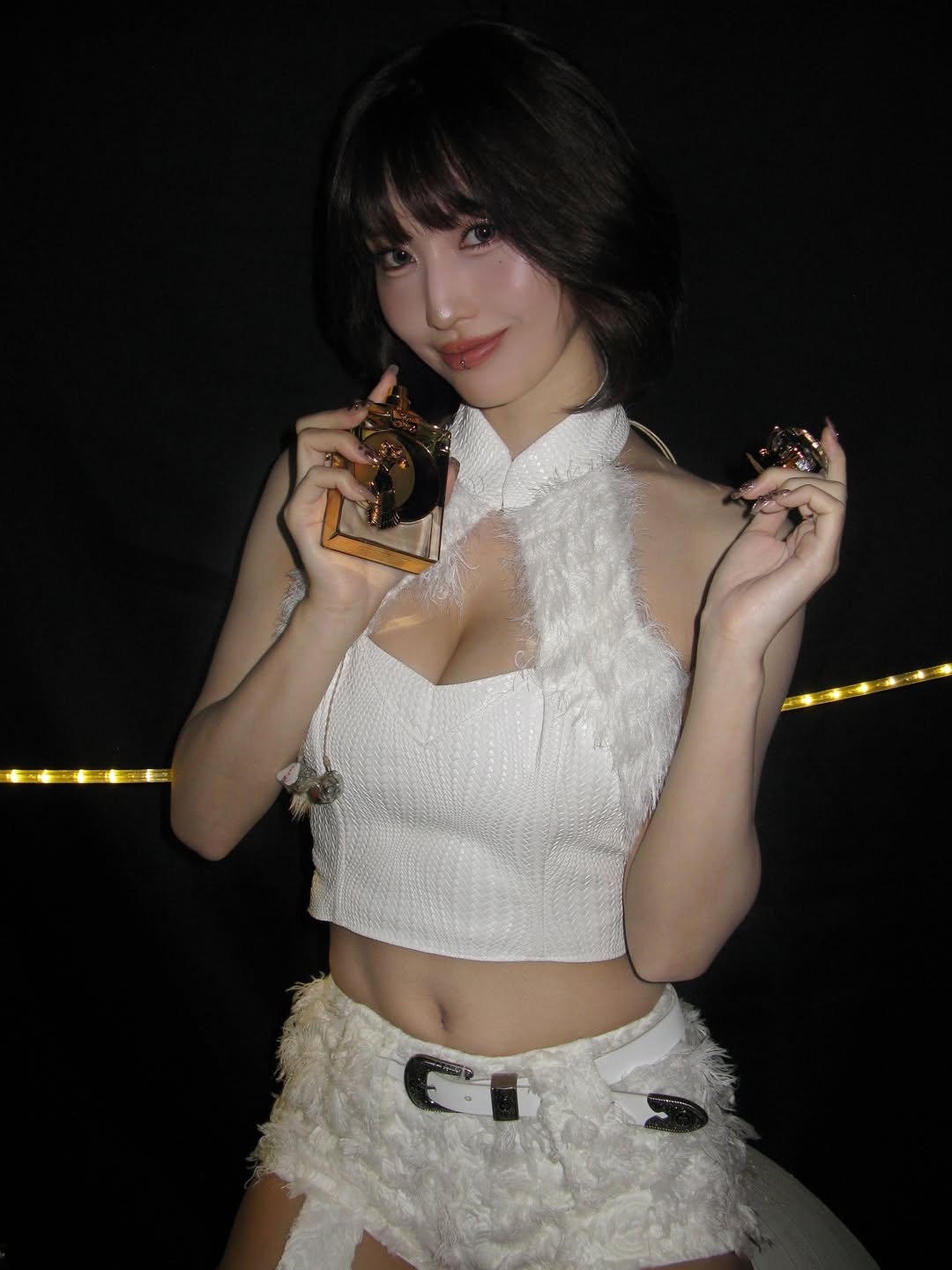 TWICEモモ、大胆な純白のステージ衣装に香りを添えて…「自信を与えてくれる存在」