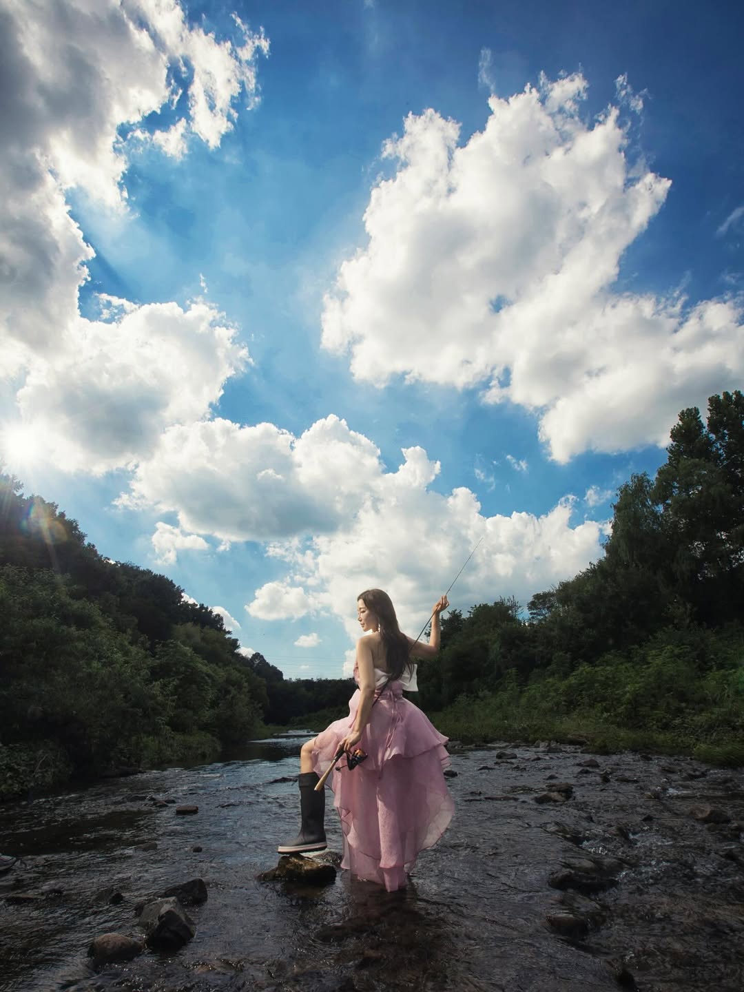 「結婚発表」キム・ハヨン　大胆ウエディング写真？　「釣りとドレスのコラボ」