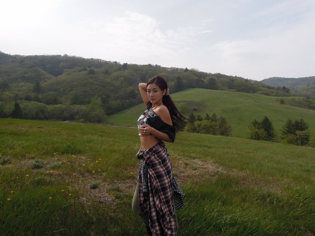 TWICEジヒョ　緑の草原で「ウエストあらわ」大胆ポーズ